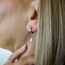 Load image into Gallery viewer, Dögg Huggie Earrings