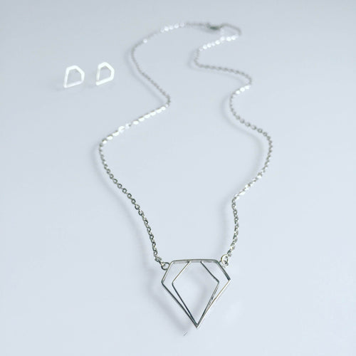Minimalistic diamond necklace