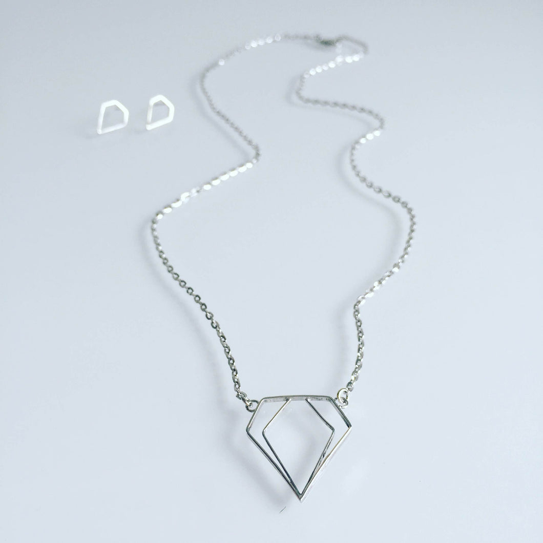 Minimalistic diamond necklace